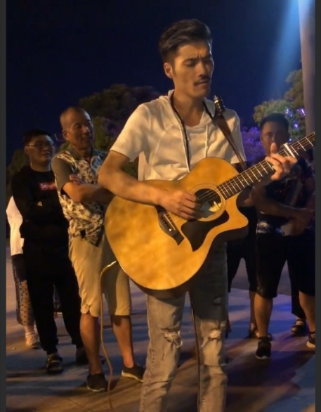  从娃哈哈吉他到百万身家：草根音乐人逆袭的真相！