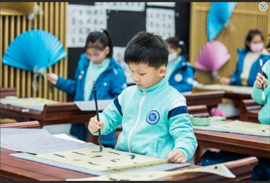  当学霸都在练书法！小学生练字，真能提高学习成绩？真相竟然是……